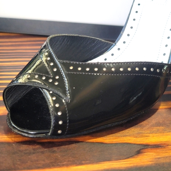 Manolo Blahnik Charlado 39.5 Black Patent Peep Toe D'orsay Spectator Heels Pumps - Picture 13 of 16